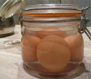 The Ingenious Method Used By The Brits To Preserve Eggs When Air Raids Took Out Their Power In 1941 (Works For Up to 10 Years)